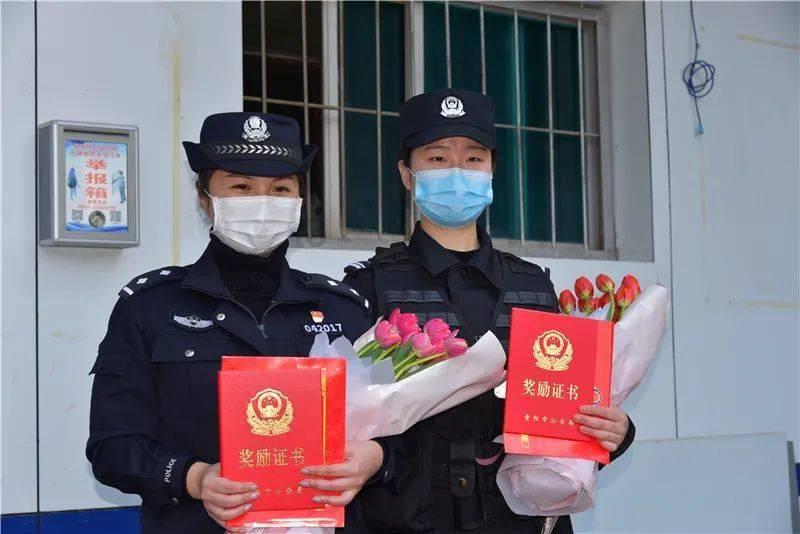 秦霄贤在某综艺游戏节目中，不敢泼向何老师，直接泼向队友范氶丞